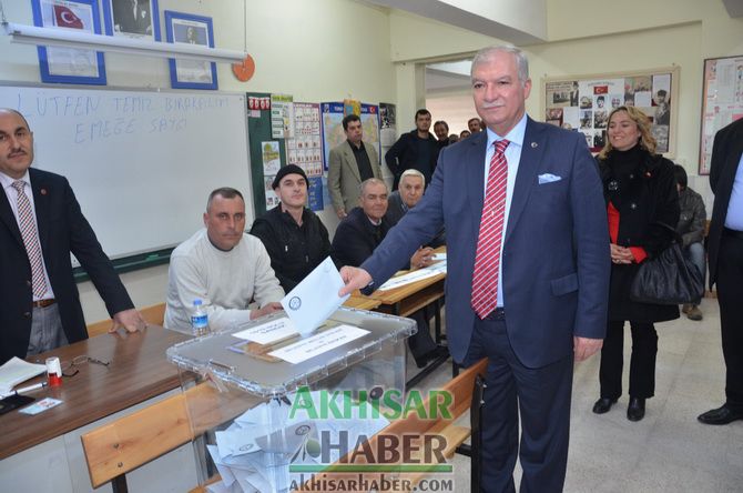 Akhisar’da Başkan Adayları Oylarını Kullandı